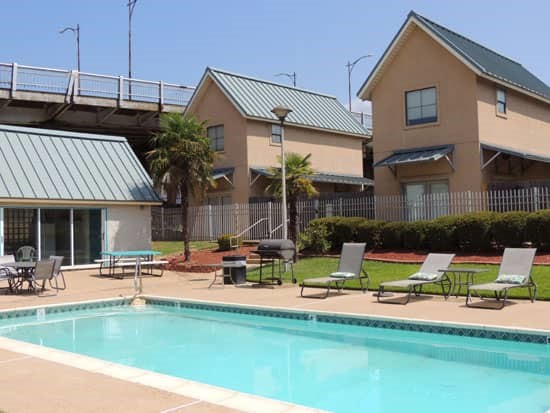 United Jewelers Apartments pool